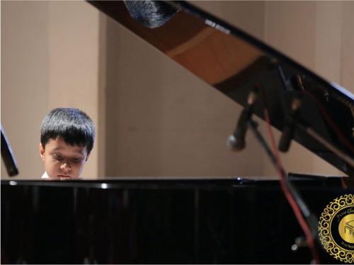 Piano classes in delhi Student playing piano