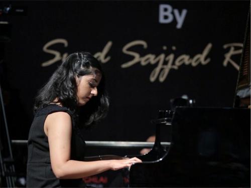 Piano classes in delhi Student playing piano