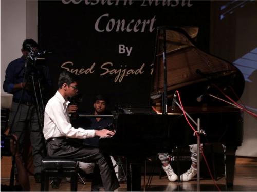 Piano classes in Delhi Student playing piano