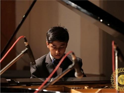 Piano classes in Delhi Student playing piano