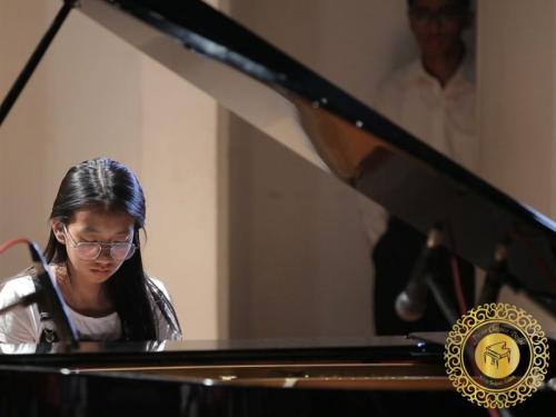 Piano classes in Delhi Student playing piano