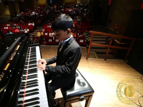 Piano classes in Delhi Student playing piano