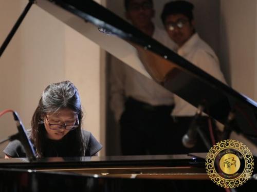 Piano classes in Delhi Student playing piano